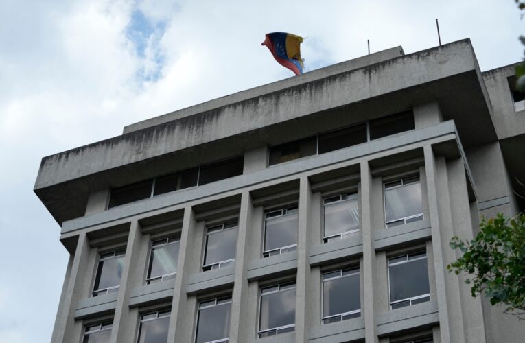 Venezuela shuts embassy in Equador to protest raid on Mexican embassy