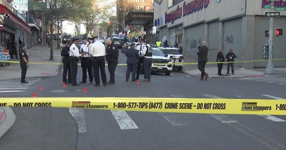 1-killed,-3-injured-by-gunmen-on-scooters-in-the-bronx,-nypd-says