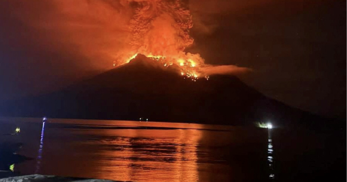 indonesia-officials-warn-of-potential-tsunami-amid-volcano-eruption