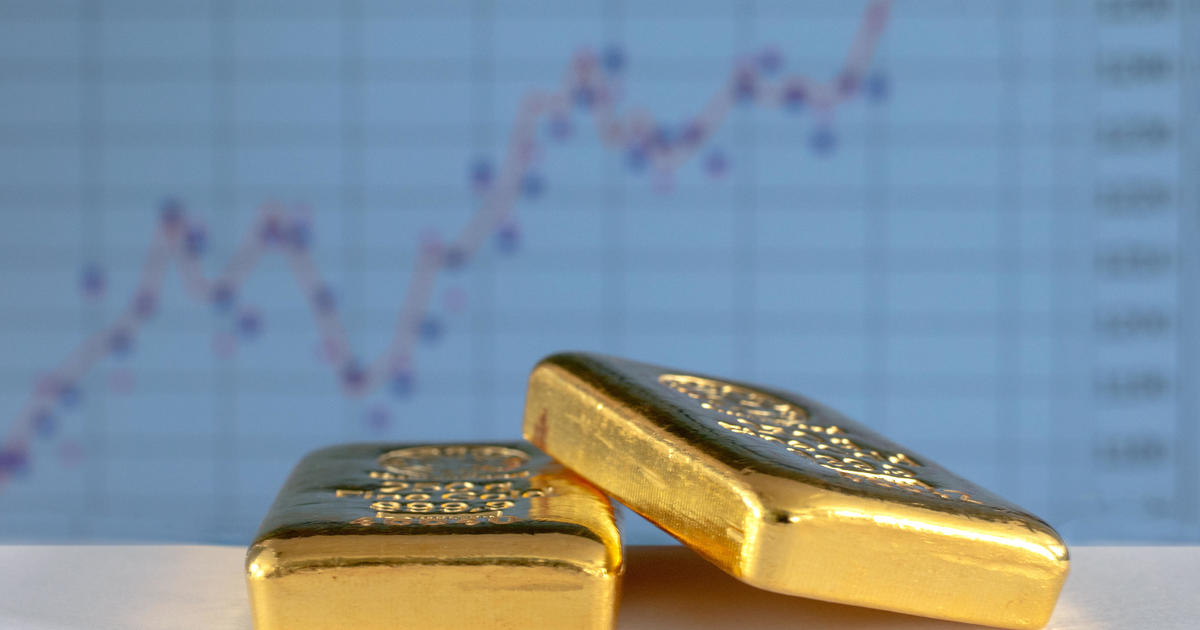 gold-bars-and-coins-vs.-gold-stocks:-which-is-better-for-investors-right-now?