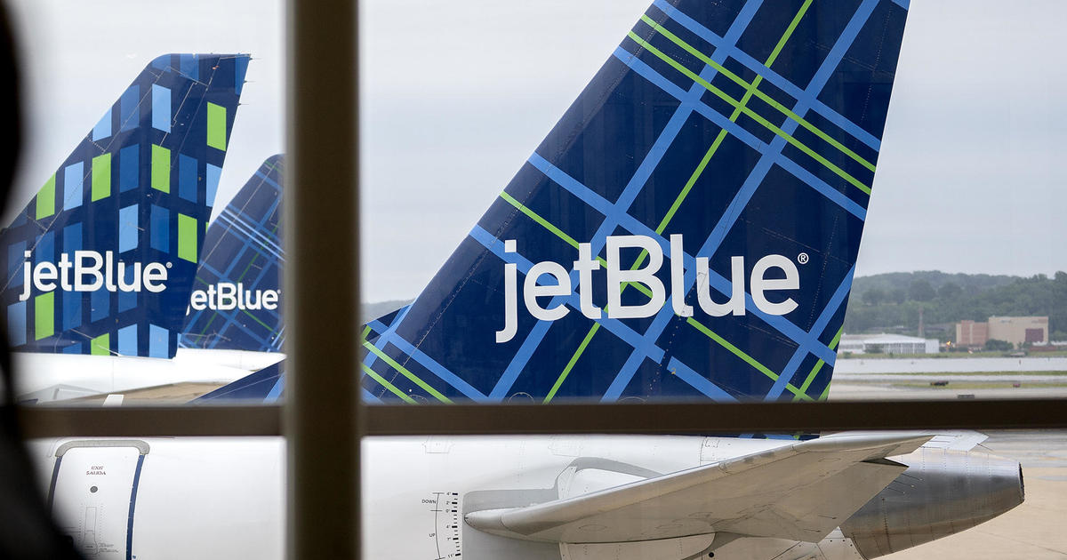 boston-bound-jetblue-flight-has-close-call-on-runway-at-reagan-national