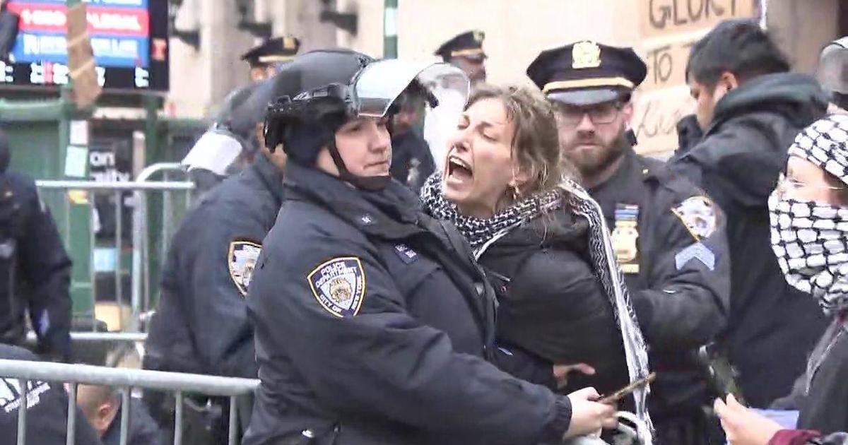 arrests-at-columbia-university-as-police-move-in-on-pro-palestinian-protesters