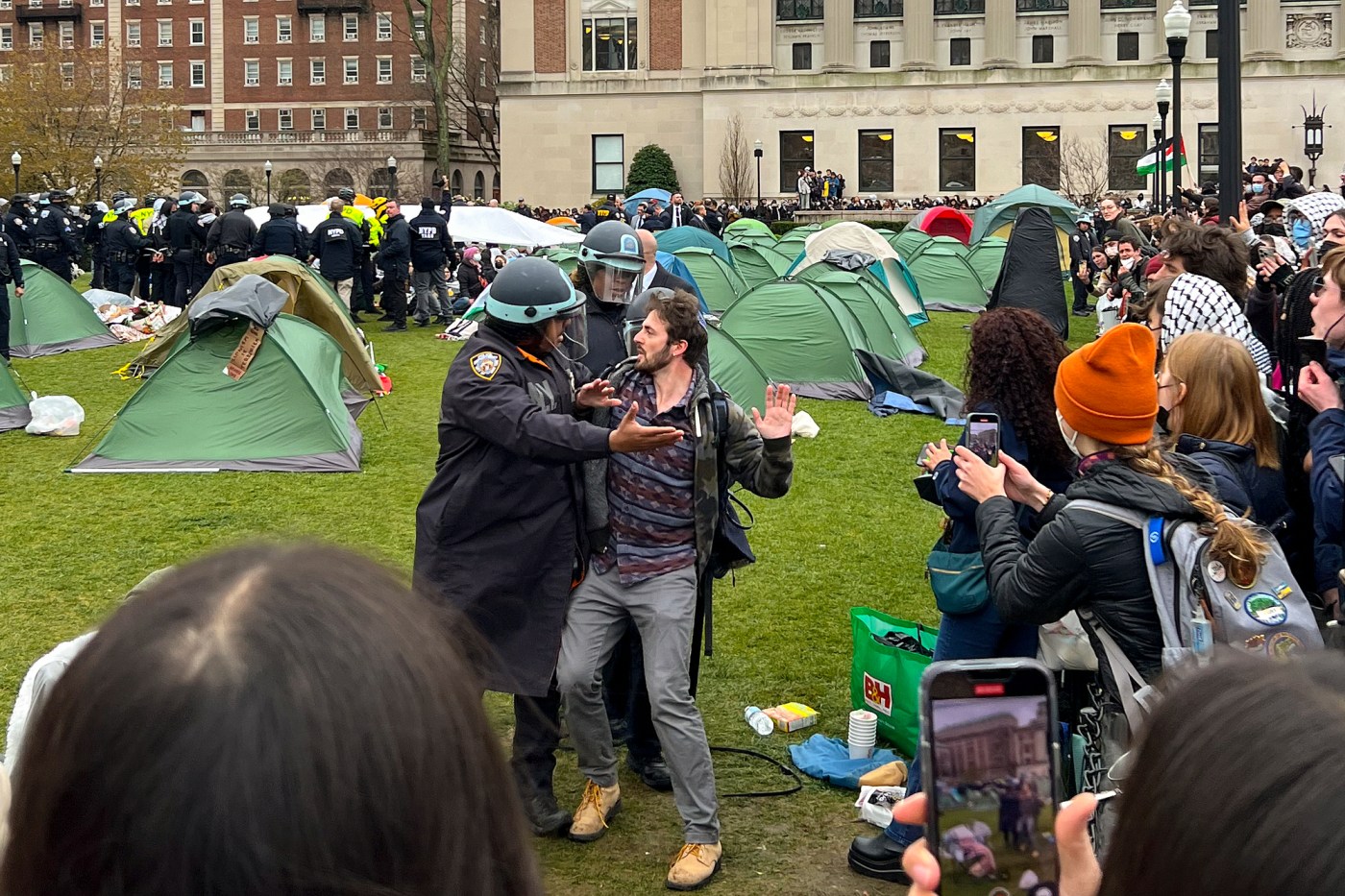 police-arrest-dozens-of-pro-palestinian-protesters-at-columbia