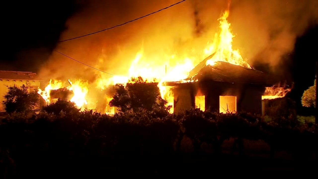 abandoned-fresno-county-house-destroyed-in-fire,-no-one-injured