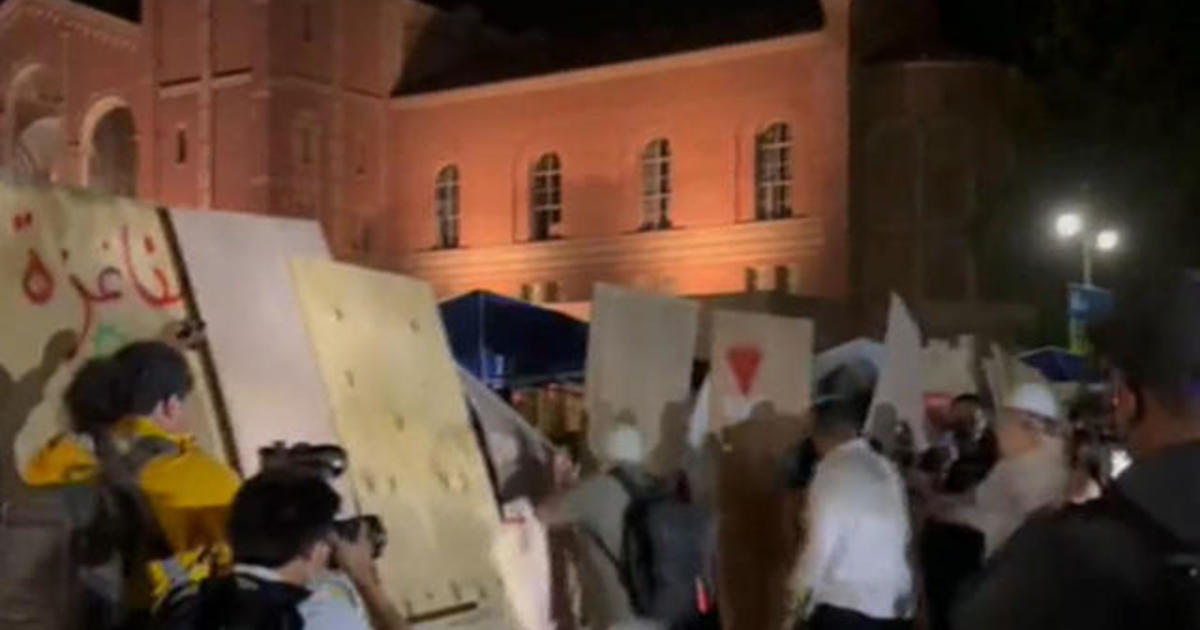 violence-erupts-at-ucla-as-pro-palestinian-protesters,-counter-protesters-clash