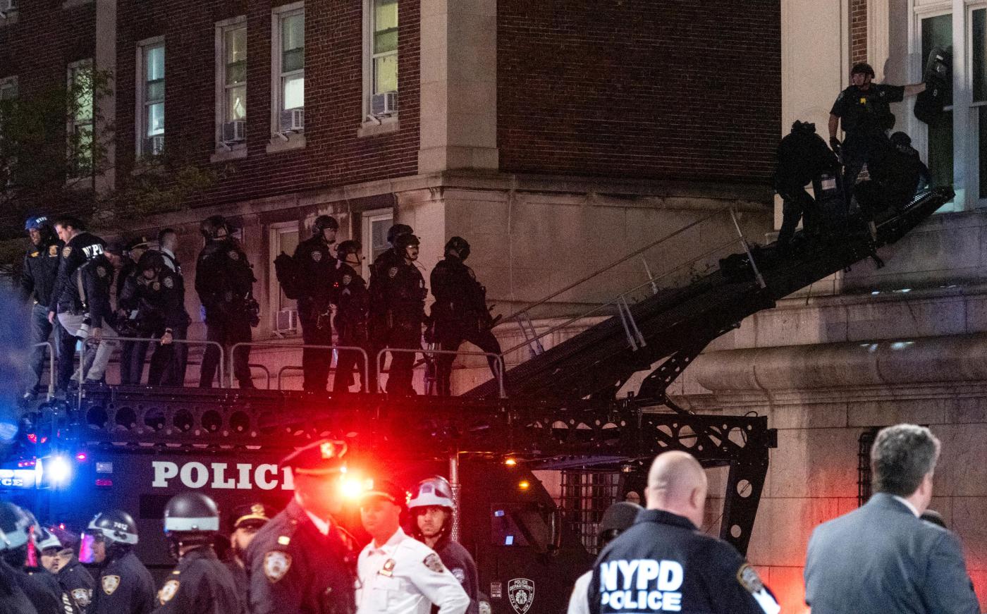 dueling-protesters-clash-at-ucla-hours-after-police-clear-pro-palestinian-demonstration-at-columbia