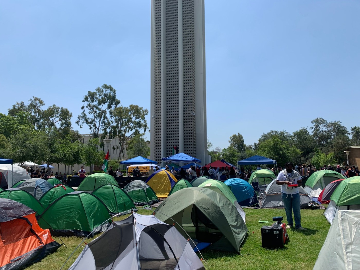 pro-palestinian-uc-riverside-students’-sit-in-enters-its-third-day