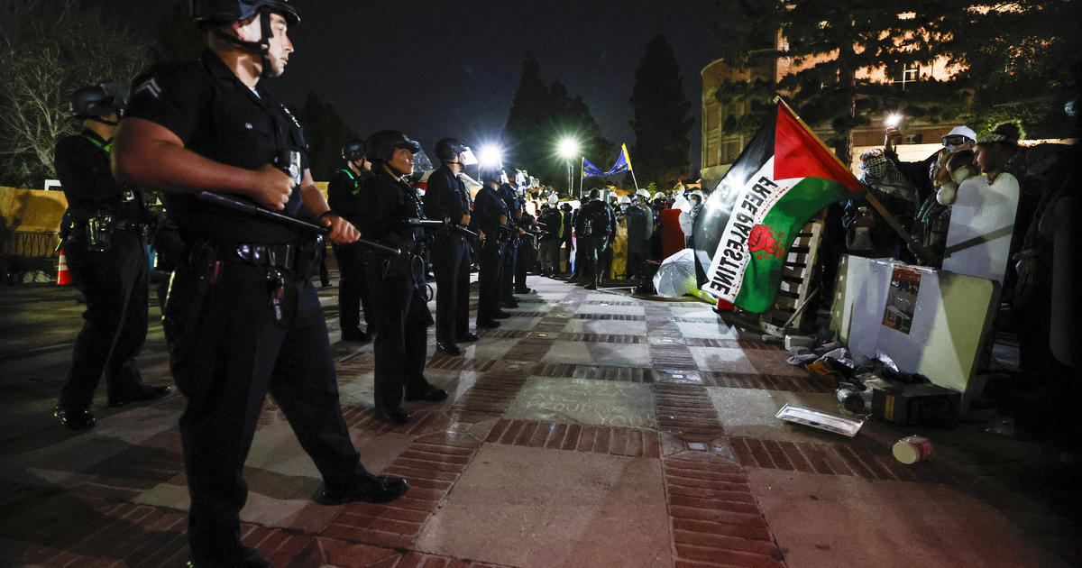 tense-scene-at-ucla-after-police-order-protesters-to-leave