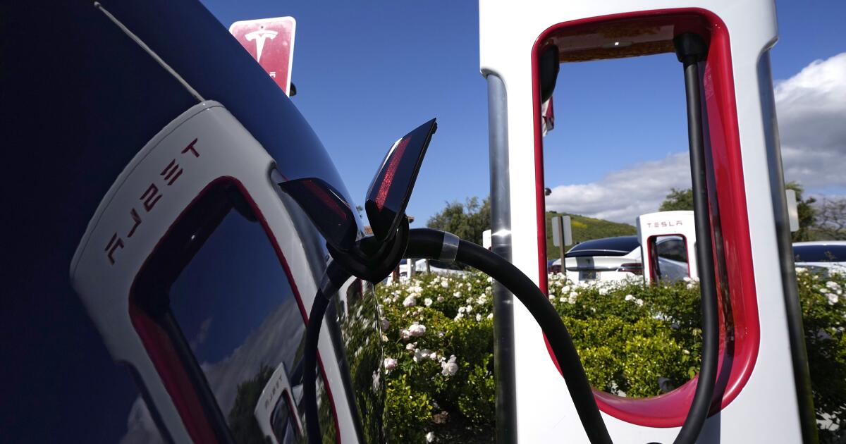 are-tesla-superchargers-really-open-to-other-evs-in-california?-it’s-complicated