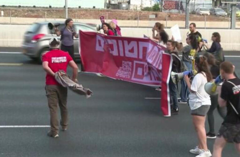 Tel Aviv demonstrators demand hostage deal