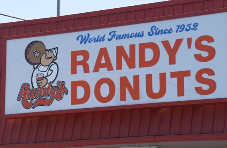 Randy’s Donuts plans to open more locations in the Valley