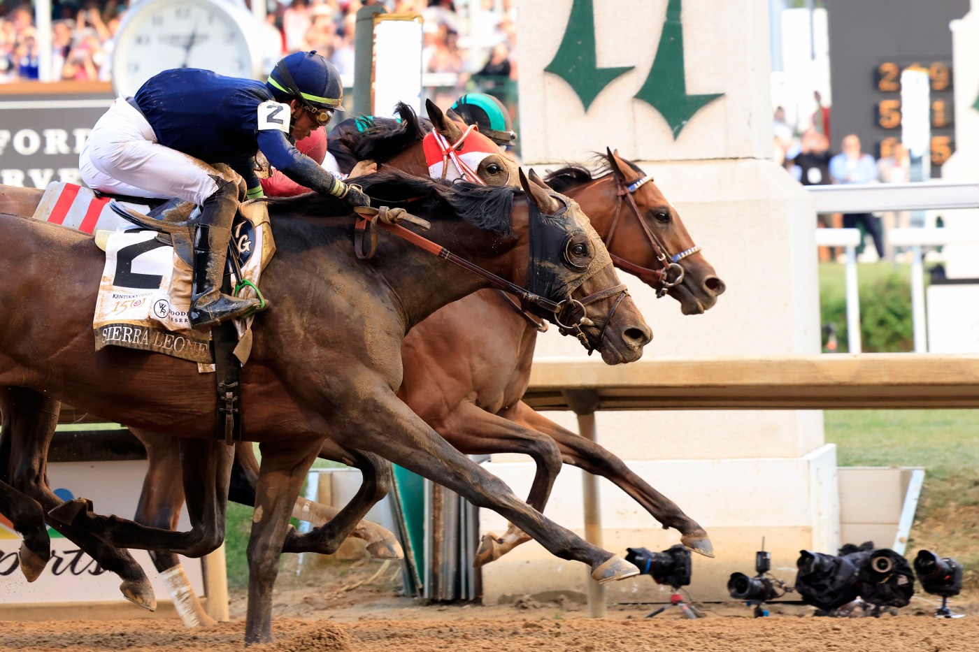 kentucky-derby:-upset-winner-in-thrilling-three-horse-photo-finish