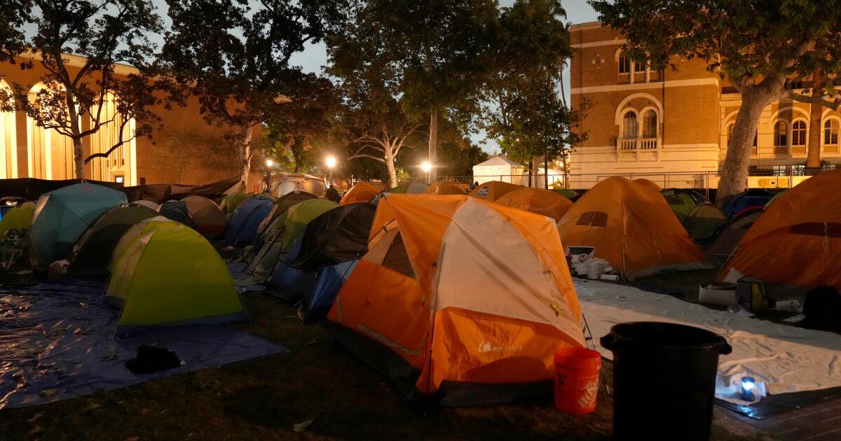 police-in-riot-gear-remove-tents,-clear-pro-palestinian-encampment-at-usc