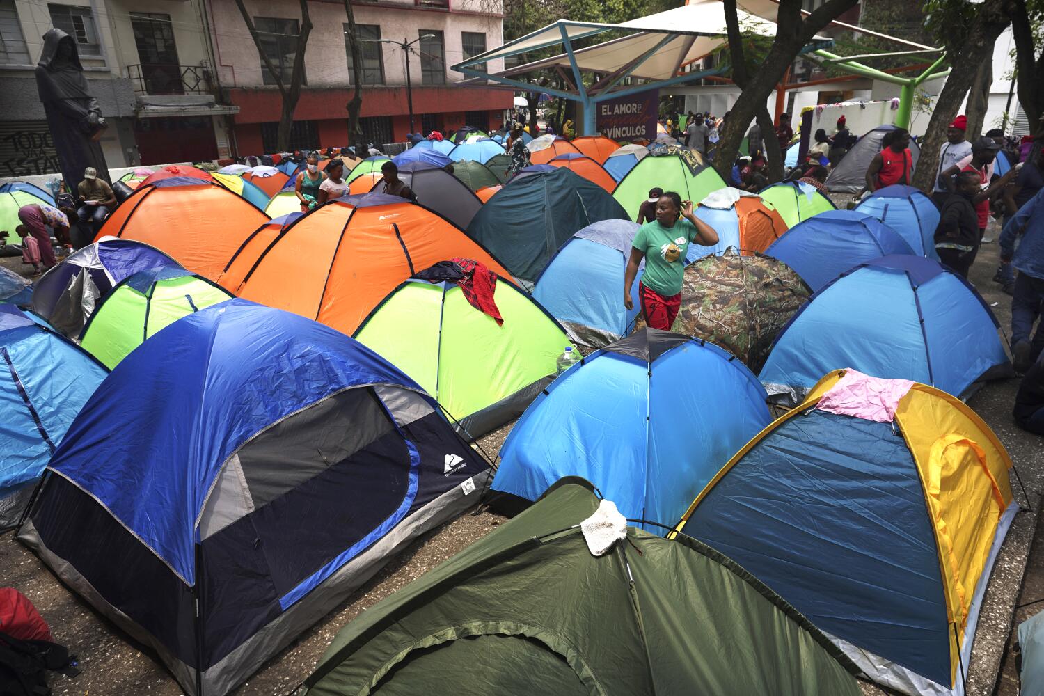 this-gentrifying-mexico-city-neighborhood-has-a-soho-house-—-and-a-migrant-encampment
