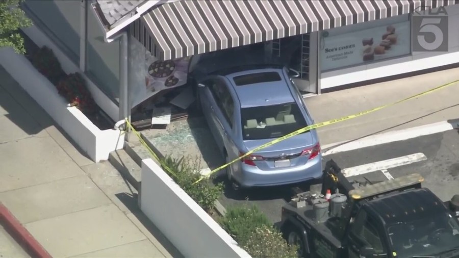 driver-crashes-into-see’s-candies-store-in-la-canada