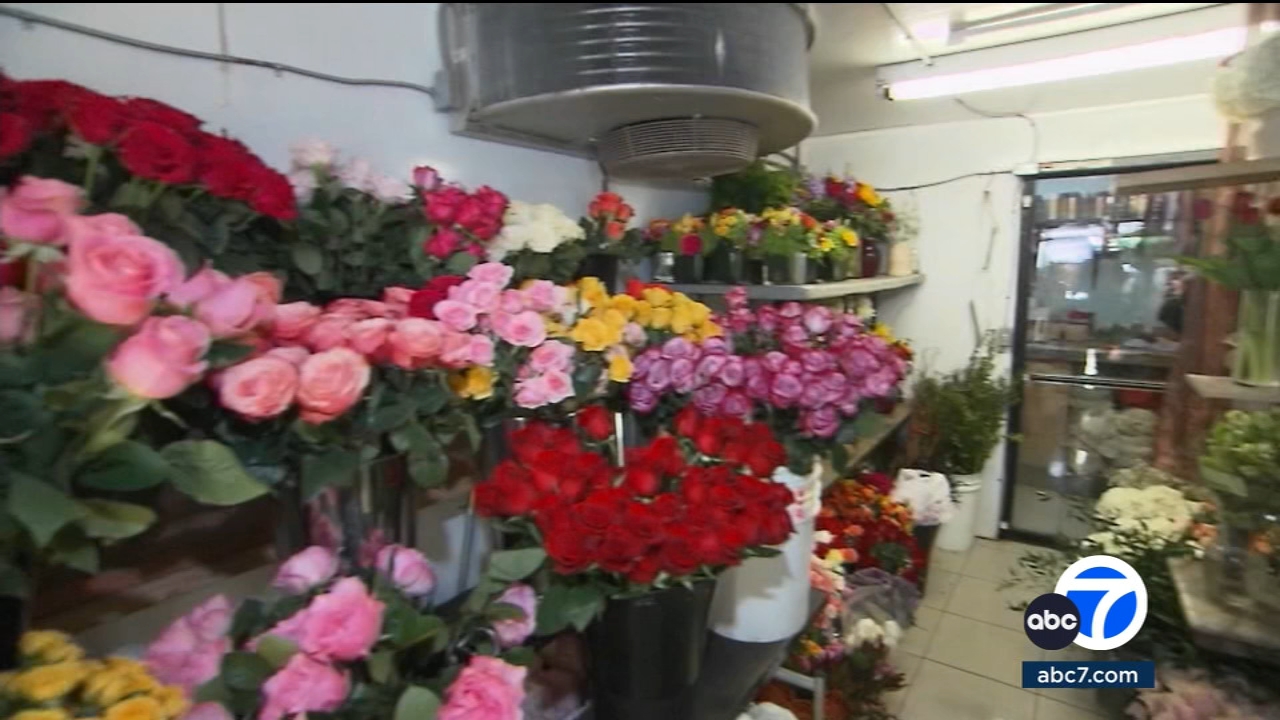 how-to-turn-a-supermarket-bouquet-into-a-lusher,-more-personalized-flower-arrangement