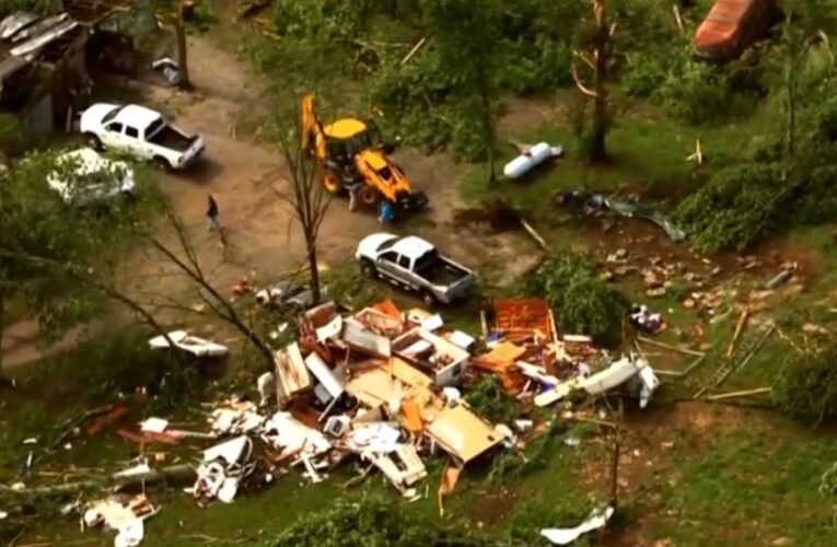 New storms slam Southern U.S. after deadly tornadoes