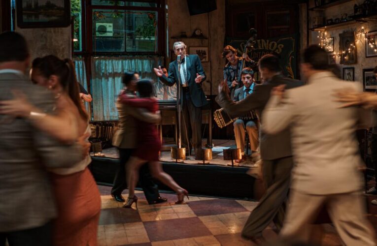 Germán Kral celebra el tango y recrea la crisis argentina del 2001 en su esperanzadora ‘Adiós Buenos Aires’