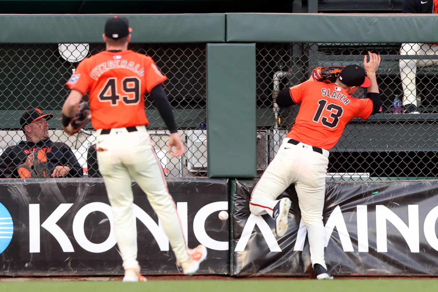 austin-slater-exits-sf-giants-reds-game-after-crash-into-outfield-fence