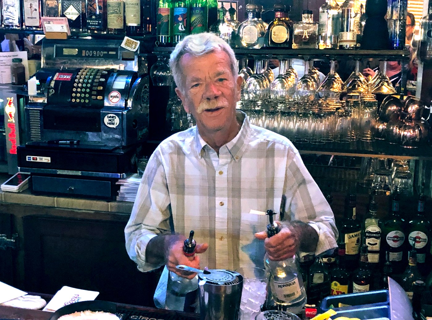 memorial-set-at-henry’s-hi-life-for-beloved-longtime-bartender