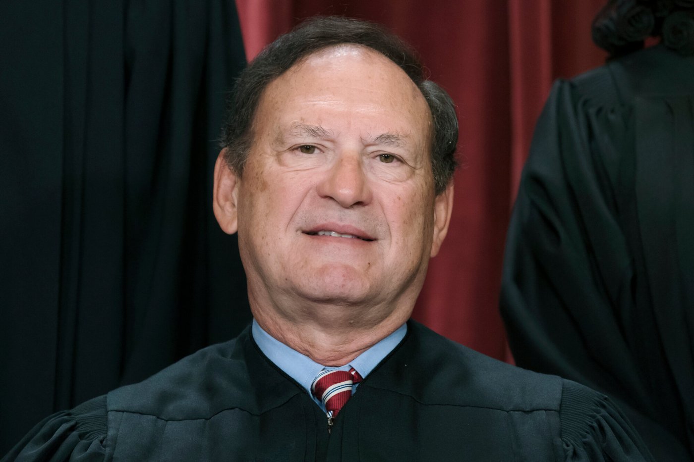 report:-upside-down-us-flag-flew-at-justice-alito’s-home-in-2021