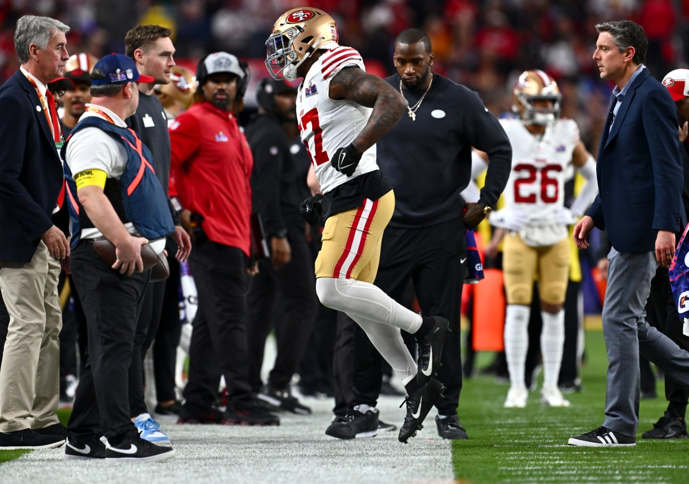 49ers’-dre-greenlaw-‘feeling-really-good’-and-it-shows-as-he-walks-off-with-dwight-clark-award