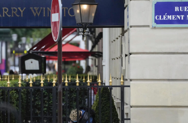 Armed robbers hit luxury jewelry store in Paris