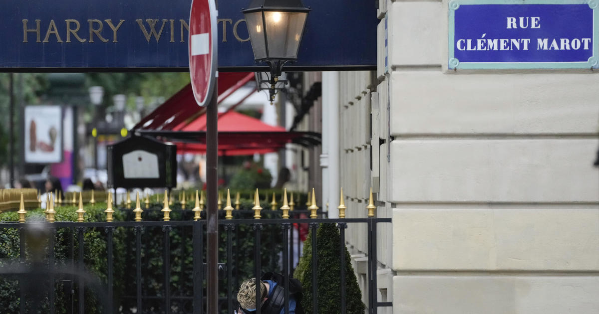 armed-robbers-hit-luxury-jewelry-store-in-paris