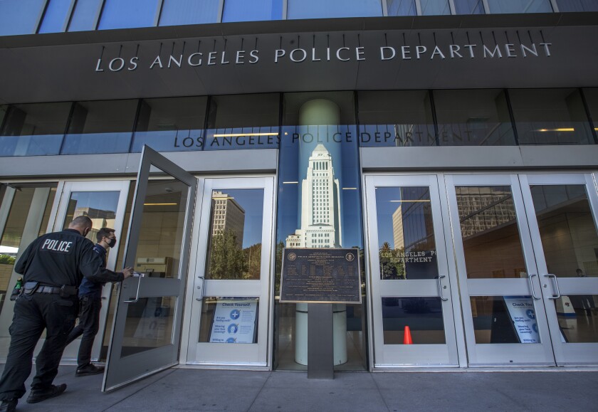 lapd-seeking-to-fire-senior-captain-who-allegedly-had-romantic-relationship-with-9-1-1-dispatcher:-report
