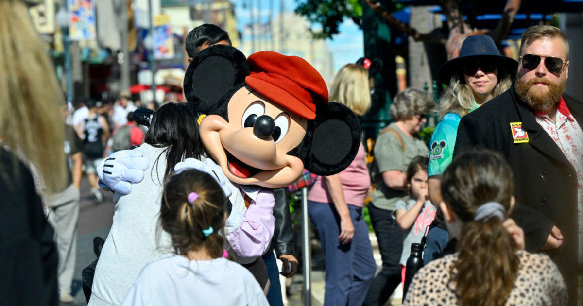 disneyland’s-character-performers-vote-to-unionize