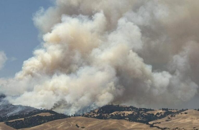 Kern County wildfires spur evacuations and close down a stretch of 5 Freeway
