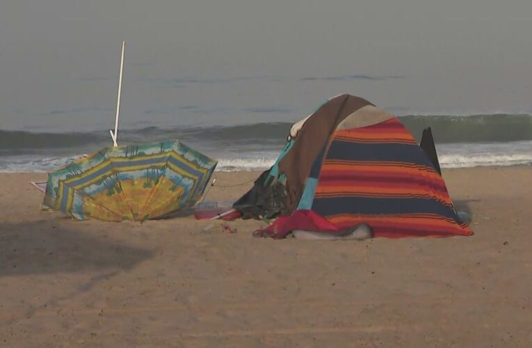 L.A. beach community begins clearing homeless encampments