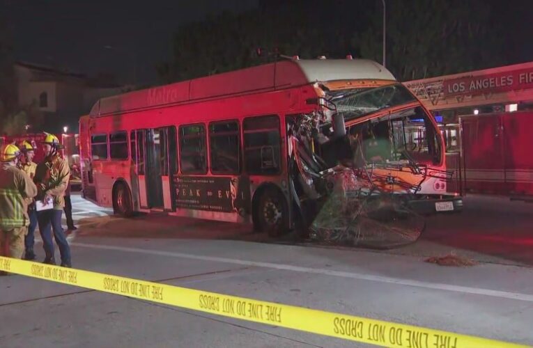 Metro bus crash leaves 7 people injured in Studio City