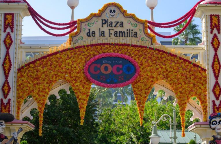 Plaza de la Familia conmemora las tradiciones del Día de los Muertos con una nueva atracción interactiva de cuenta cuentos