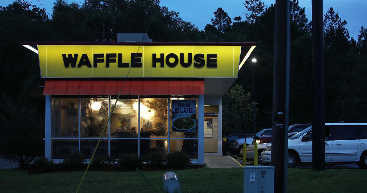 waffle-house-cheats-workers-on-pay,-labor-group-says