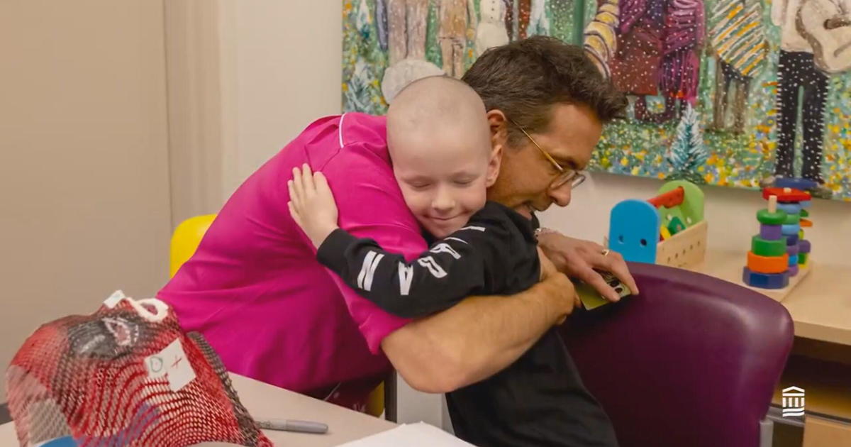 ryan-reynolds-surprises-young-cancer-patient-at-boston-hospital