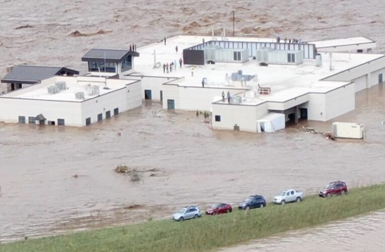 54 people rescued from roof of Tennessee hospital