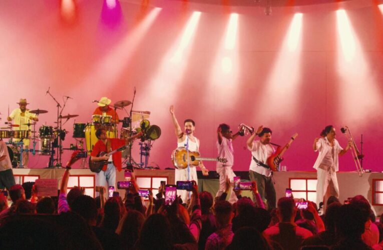 Camilo llenó de energía a los angelinos y convirtió el Hollywood Bowl en ‘Nuestro Lugar Feliz’