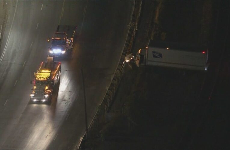 Metrolink train to Los Angeles delayed due to box truck blocking tracks 