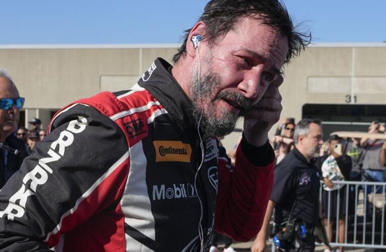 El actor Keanu Reeves se sale de la pista en su debut en las carreras automovilísticas profesionales