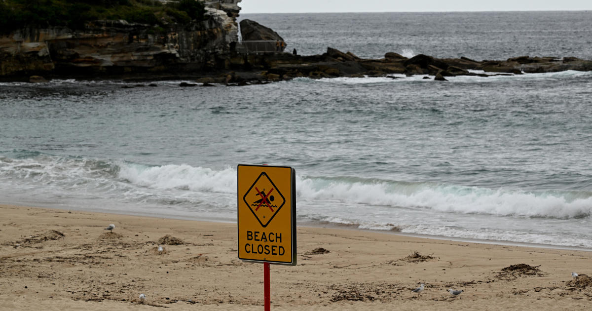 “mysterious-black-balls”-close-2-popular-beaches-in-australia