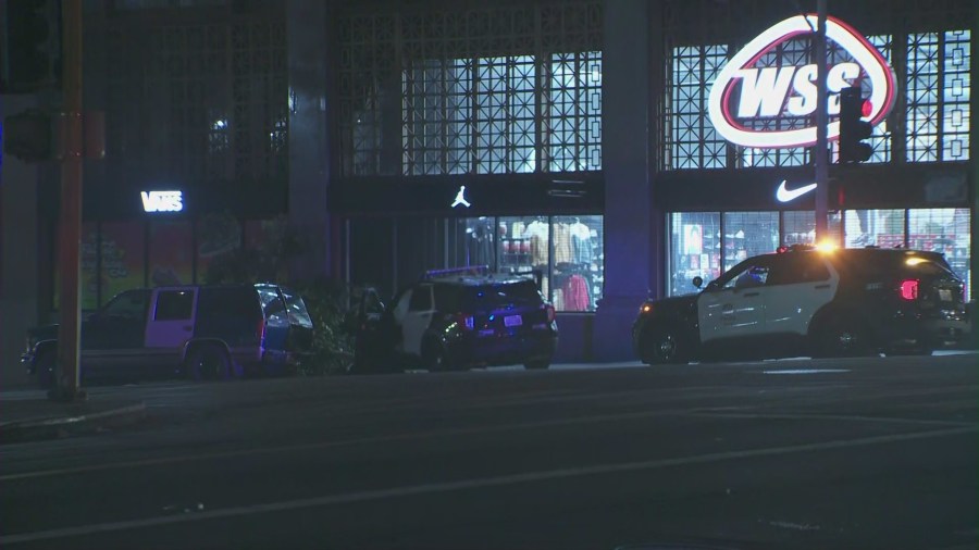 2-lapd-officers-hurt-in-crash-while-trying-to-apprehend-carjacking-suspect 