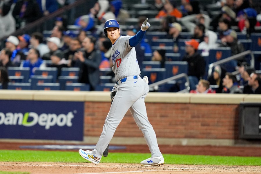 shohei-ohtani-homers-as-the-dodgers-rout-the-mets-8-0-for-a-2-1-lead-in-the-nlcs