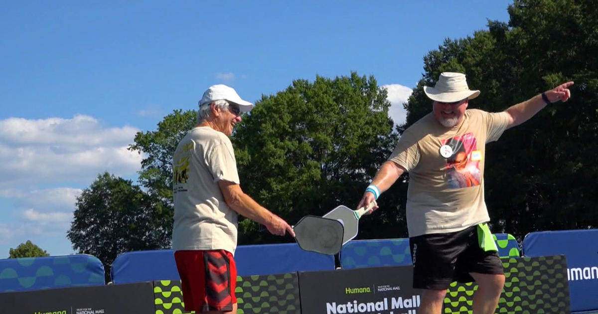 unlikely-friendship-blossoms-on-the-pickleball-court-between-two-men-25-years-apart