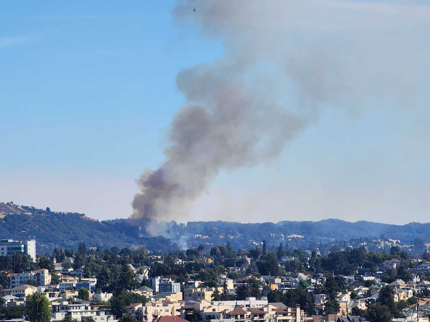 four-alarm-fire-breaks-out-in-oakland-hills