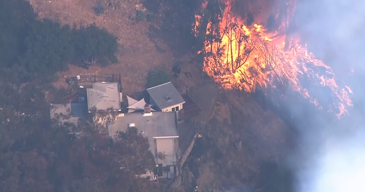 fire-burns-hillside-homes-in-oakland-amid-day-of-high-winds;-residents-evacuated