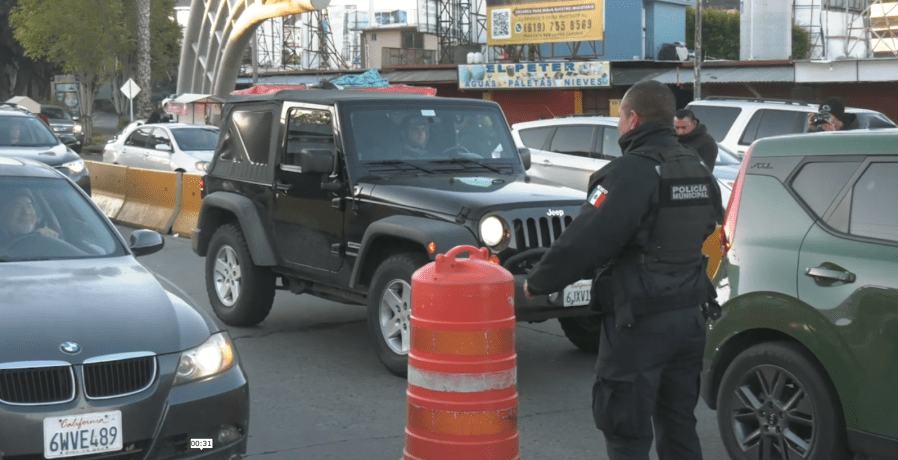 tijuana-police-offer-to-inspect-vehicles-at-border-to-expedite-crossing-times