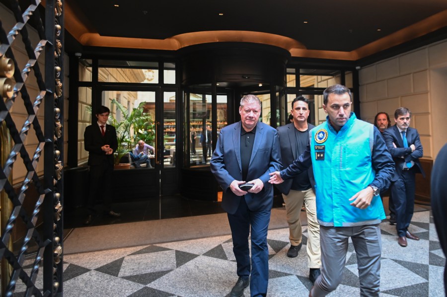 liam-payne’s-father-arrives-in-buenos-aires-days-after-the-pop-star’s-fatal-hotel-plunge