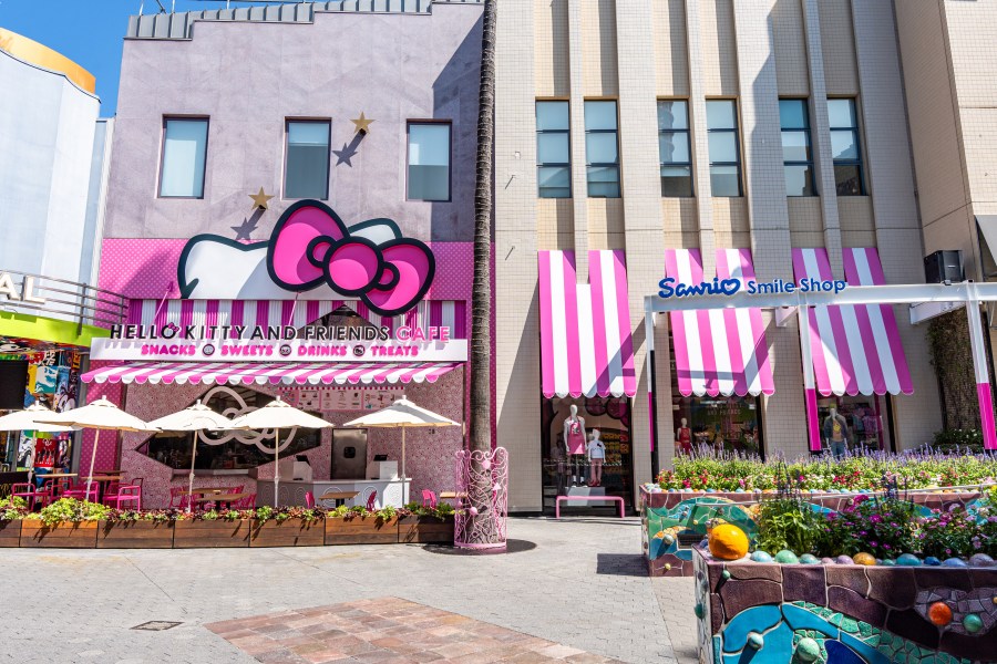 universal-studios-hollywood-to-debut-new-treats,-merch-for-hello-kitty’s-50th-anniversary