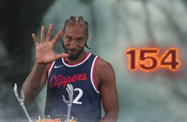 Kawhi Leonard grabs 154 candy corn with one hand 